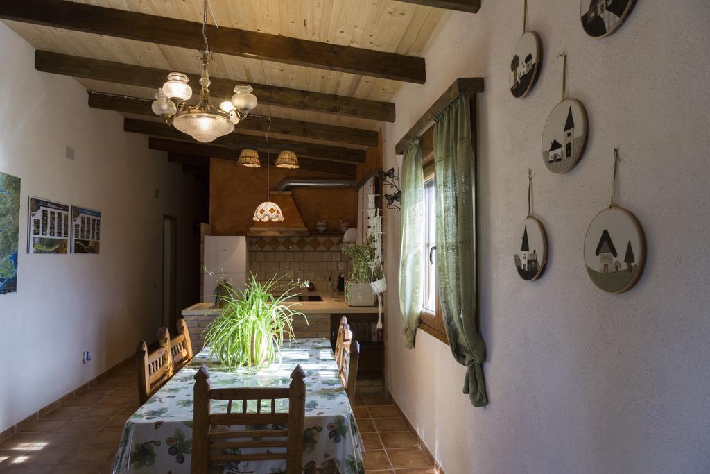 Casa La Tora Guest House Делтебре Стая снимка